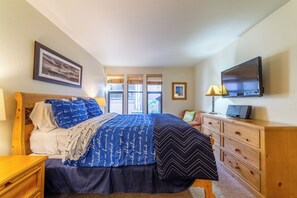 2 bedrooms, iron/ironing board, free WiFi, bed sheets - Mountain Condo, Walk to Shops, Pool & Spa 359 (Mammoth Lakes)