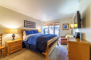 2 bedrooms, iron/ironing board, free WiFi, bed sheets - Mountain Condo, Walk to Shops, Pool & Spa 359 (Mammoth Lakes)