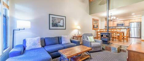 Téléviseur, foyer, lecteur de DVD, table de ping-pong