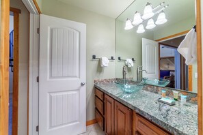 Combined shower/bathtub, hair dryer, towels - Mountain Condo, Walk to Shops, Pool & Spa 359 (Mammoth Lakes)
