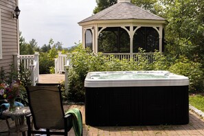 Terrace/patio - Mountain Falls: 5 br, fireplace, a/c, game room, hot tub! (Stowe)