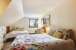 5 bedrooms, iron/ironing board, free WiFi, bed sheets