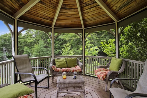 Mountain Falls: 5 br, fireplace, a/c, game room, hot tub!