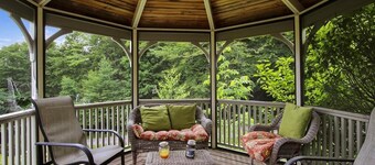 Mountain Falls: 5 br, fireplace, a/c, game room, hot tub!