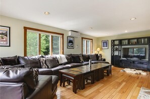 TV, fireplace, stereo