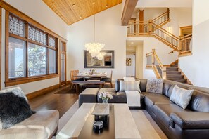 Fernseher, Kamin, Tischfußball