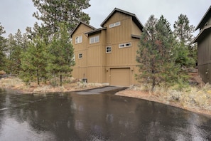Exterior - Big Pine - Community Hot Tub, Launch for Adventure, On River Trail, Ski/Drying Rack (Bend)
