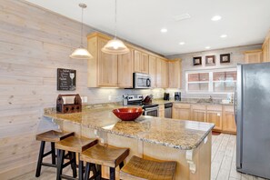 Mikrowelle, Ofen, Geschirrspüler, Wasserkocher mit Kaffee-/Teezubehör