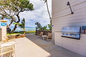 Terrace/patio - Private Oceanfront lanai with front row sea views (Lahaina)