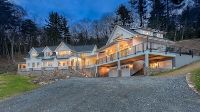 Amazing Views, Close to Town, Hot tub, Privacy