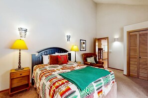 3 bedrooms, internet, bed sheets - Lovely home with Black Butte view, large deck, hot tubs, & pools (Black Butte Ranch)