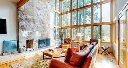 Lovely home with Black Butte view, large deck, hot tubs, & pools