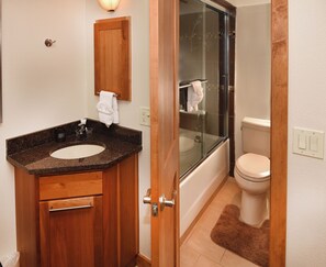 Hair dryer, towels - Ski Condo, Short Walk to Lionshead Slopes and Shops. Hot Tubs & Mountain Views (Vail)