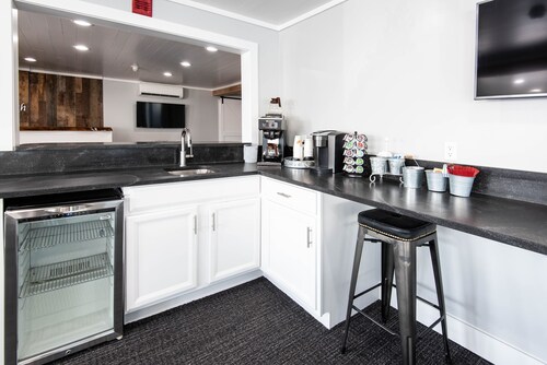 Dog Friendly | Downtown Charlevoix Condo | Indoor/Outdoor Pool | Jacuzzi Tub