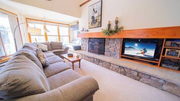 Fernseher, Kamin, Stereoanlage