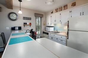 Réfrigérateur, four à micro-ondes, surface de cuisson, lave-vaisselle