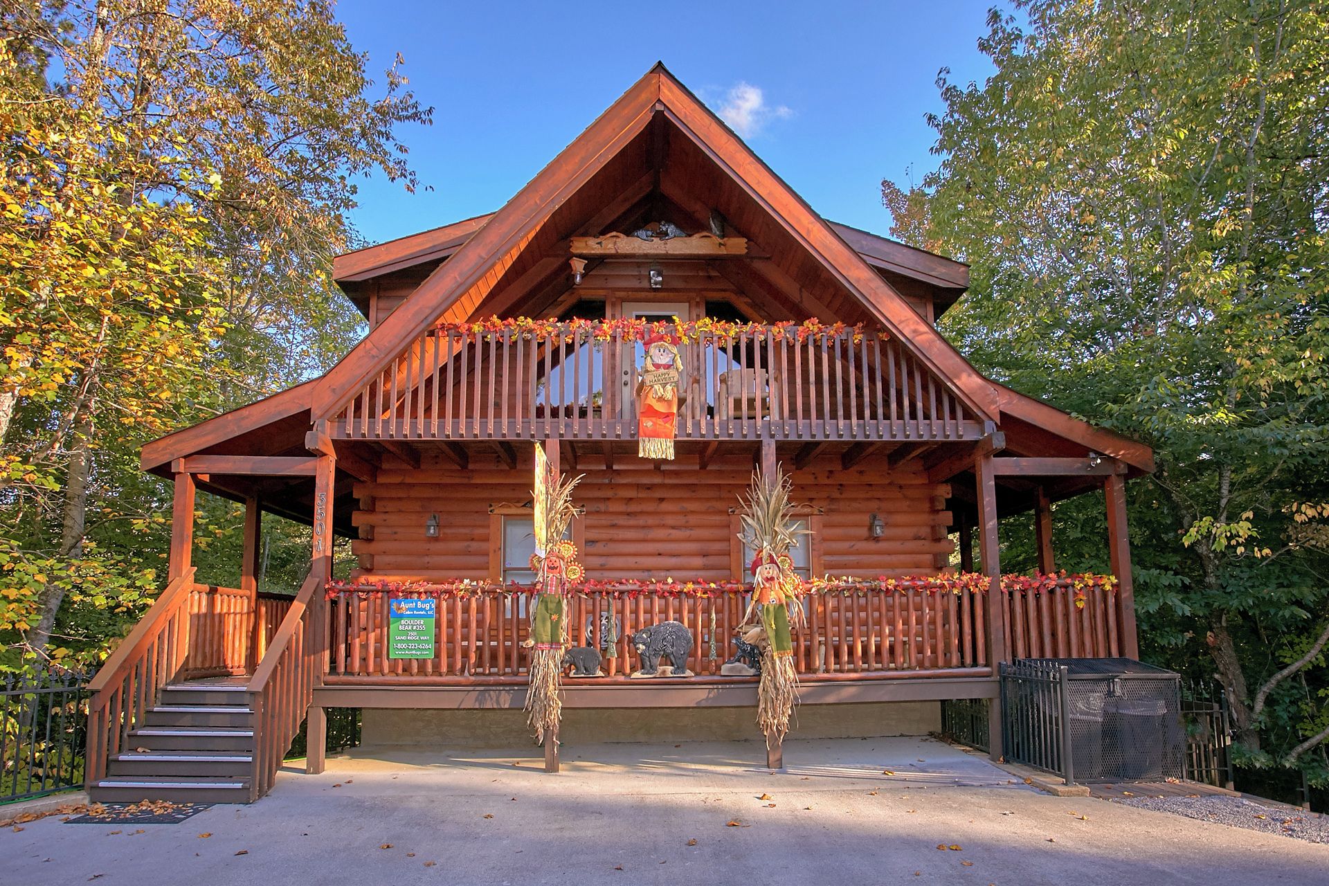 Une cabane en rondins avec un balcon, un escalier et une enseigne indiquant « Chez Tante Bug », le tout situé à l’avant.