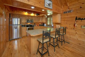 Fridge, microwave, oven, stovetop - Boulder Bear Lodge: Your Rock-Solid Smoky Mountain Retreat! (PIGEON FORGE)