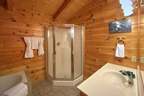 Ensemble douche/baignoire, baignoire Ă jets, serviettes fournies