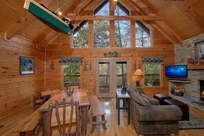 Smart TV, fireplace, video games - Boulder Bear Lodge: Your Rock-Solid Smoky Mountain Retreat! (PIGEON FORGE)