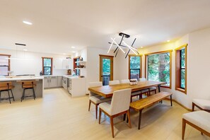 Dining - Beautiful cabin w/ spa, game room, EV charger, near golf & skiing, pets welcome! (Truckee)