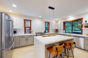 Fridge, microwave, oven, stovetop - Beautiful cabin w/ spa, game room, EV charger, near golf & skiing, pets welcome! (Truckee)