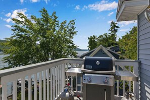 Property grounds - Maison Du Lac: Great Level Lakefront on Keuka Lake! (Pulteney)