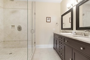 Combined shower/tub, towels