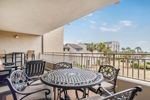 Outdoor dining - Shorewood 234-Freshly Updated in 2025 3BR Oceanview Near Shops & Restaurants (Hilton Head Island)