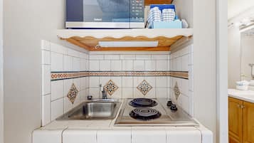 Fridge, microwave, stovetop, coffee/tea maker