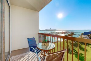 Property grounds - Bayfront delight with pool, bay views & prime location - snowbird-friendly (Fort Walton Beach)