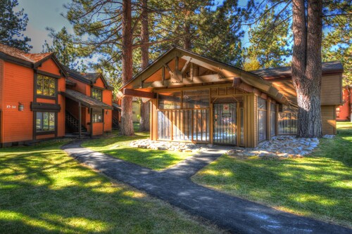 Romantic Snowcreek Retreat Near Creek 389