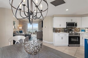 Een oven, een kookplaat, een vaatwasser, een broodrooster