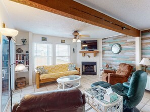 TV - Parking for 3 plus Boat, Watercraft, Fenced Yard, Deck, Pet Friendly (Port Aransas)