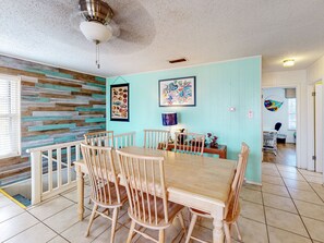 Dining - Parking for 3 plus Boat, Watercraft, Fenced Yard, Deck, Pet Friendly (Port Aransas)