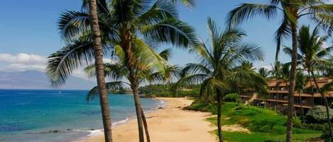 Na praia, espreguiçadeiras, toalhas de praia