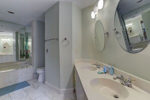 Combined shower/bathtub, towels