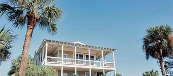 Vitamin Sea Cottage - Easy walk to the beaches, pier, shops & restaurants
