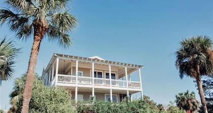 Vitamin Sea Cottage - Easy walk to the beaches, pier, shops & restaurants