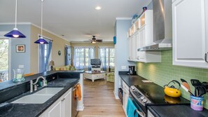 Køleskab, mikrobølgeovn, ovn, kogeplade