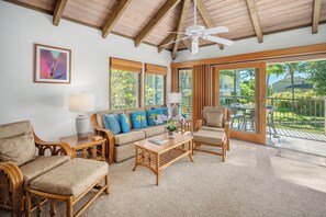 テレビ、DVD プレーヤー、ステレオ