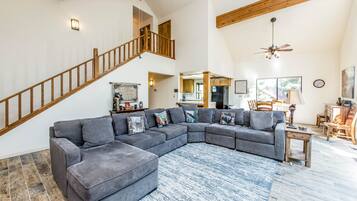 Télévision, cheminée, lecteur de DVD, chaßne hi-fi