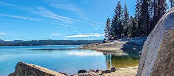 KoiraystÀvÀllinen mökki, jossa on tilava kansi ja ulkotilat!