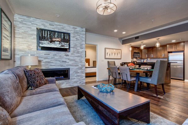 Televisión y chimenea 