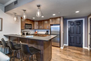 Køleskab, mikrobølgeovn, ovn, kogeplade