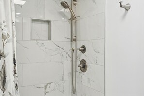 Een douche, een haardroger, handdoeken