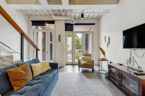 تلفزيون، مشغل دي في دي، تنس طاولة، كُتُب