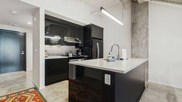 Een koelkast, een magnetron, een oven, een kookplaat