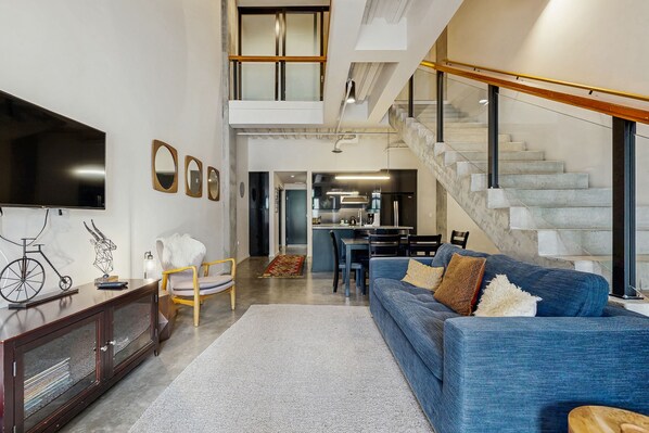 تلفزيون، مشغل دي في دي، تنس طاولة، كُتُب