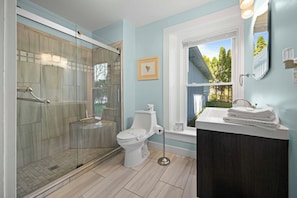 Combined shower/tub, towels